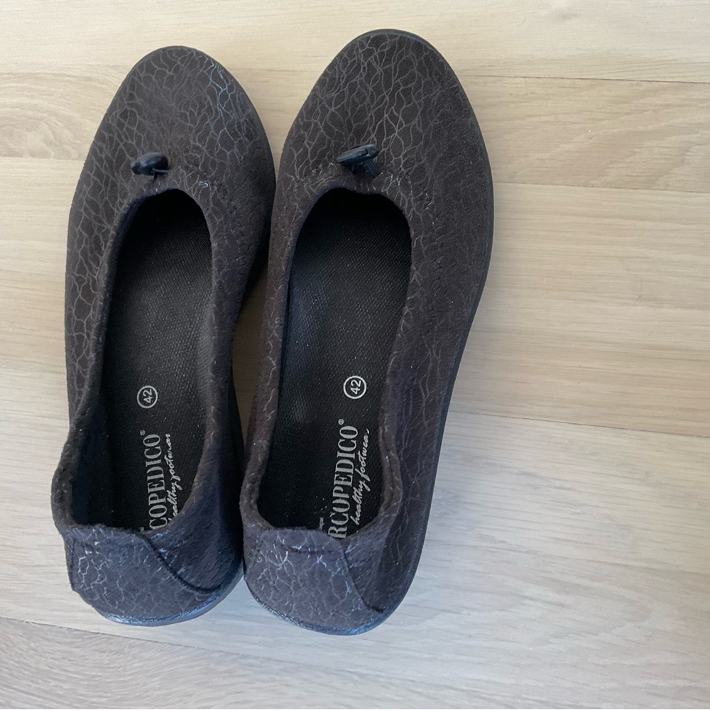 Arcopedico Women's Black Textured Loafers